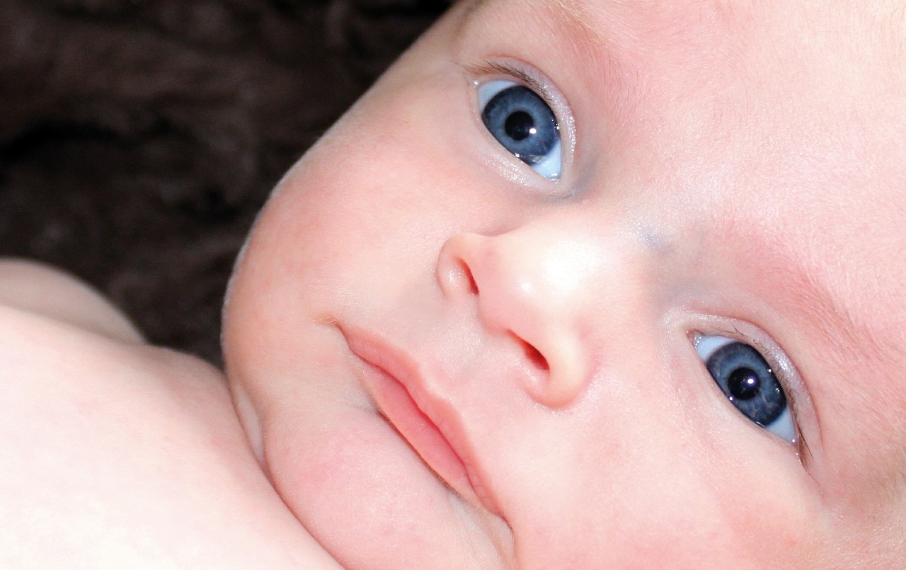 Когда у новорожденных детей меняется цвет глаз, и что на это влияет?