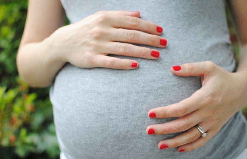 Можно ли беременным женщинам наращивать ногти акрилом и гелем?
