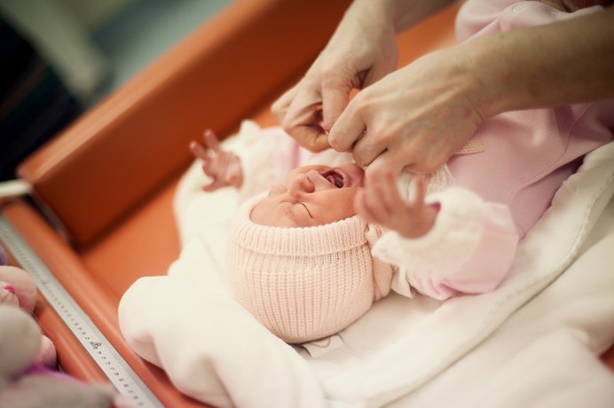Новорожденная девочка: уход после роддома в первые дни