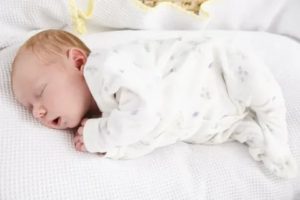 Сон ребенка в 2 месяца: как помочь малышу сладко спать?