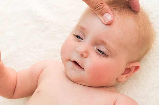 Ребенок чешет ухо: почему у грудничка постоянно чешется ухо в 4, 5, 6 месяцев, советы комаровского
