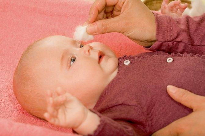 Как чистить носик новорожденному от соплей что бы не хрюкал
