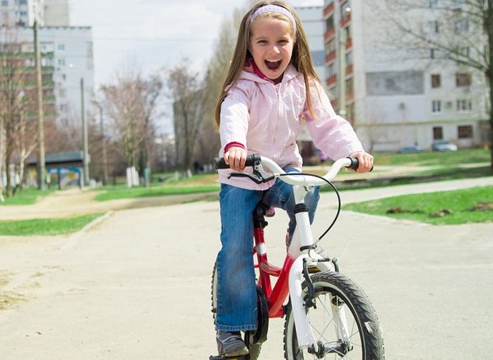 Обучаем ребенка кататься на велосипеде