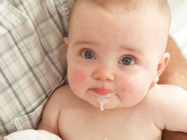 Почему ребёнок срыгивает после кормления грудным молоком: выясняем все возможные причины