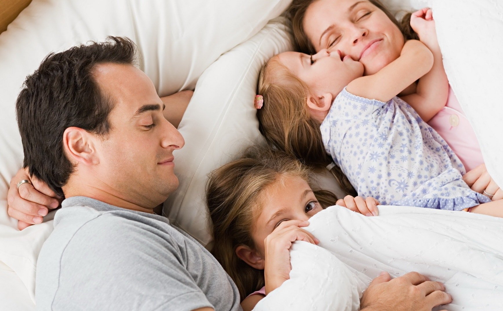 Можно ли детям спать с родителями в одной постели, до какого возраста: мнение психологов и доктора комаровского
