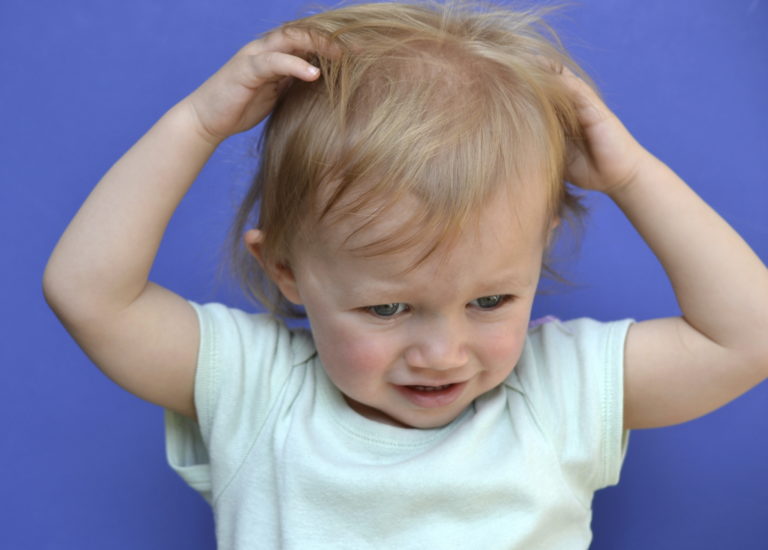 Ребенок чешет уши: почему постоянно чешет уши грудничок в 4- 6 месяцев, чешет во сне в 7-10 месяцев