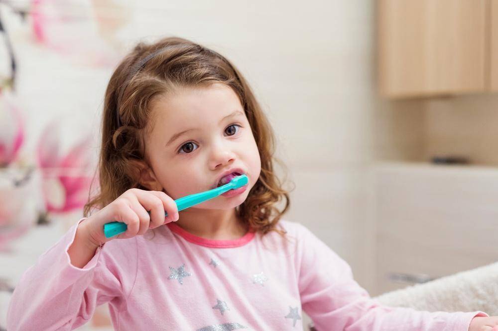 Как научить ребенка чистить зубы: приучить, заставить