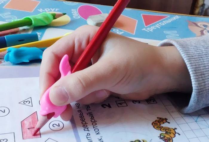 Как научить ребёнка правильно держать карандаш и ручку