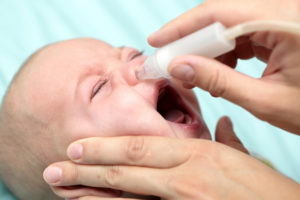 Как чистить нос новорожденному и чем это делать правильно