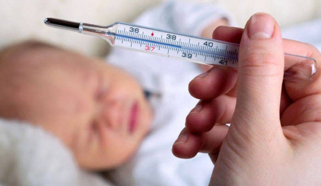Почему у ребенка температура после прививки, и надо ли сбивать – памятка для родителей