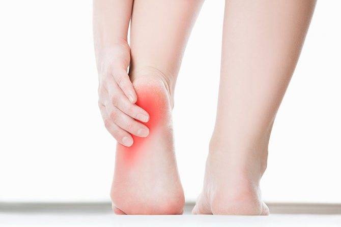 Что делать, если ребенок жалуется на боли в ногах без видимых причин: симптомы и лечение