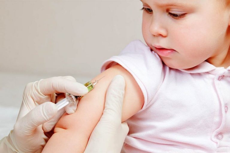 Прививка от кори: сроки вакцинации, кому ставится, виды вакцин и побочные эффекты