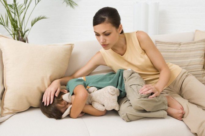 Ребенок периодически жалуется на боль в животе, ребенок жалуется на боль в животе.