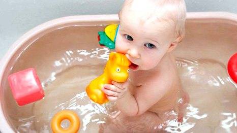 Можно ли купать ребенка при кашле и насморке без температуры, комаровский