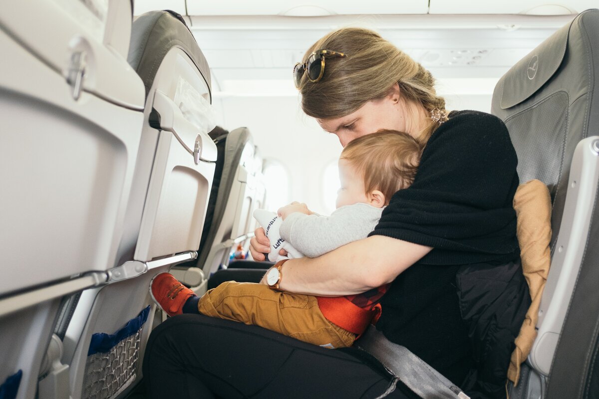 Чем занять ребенка в самолете: что можно взять на борт для малыша