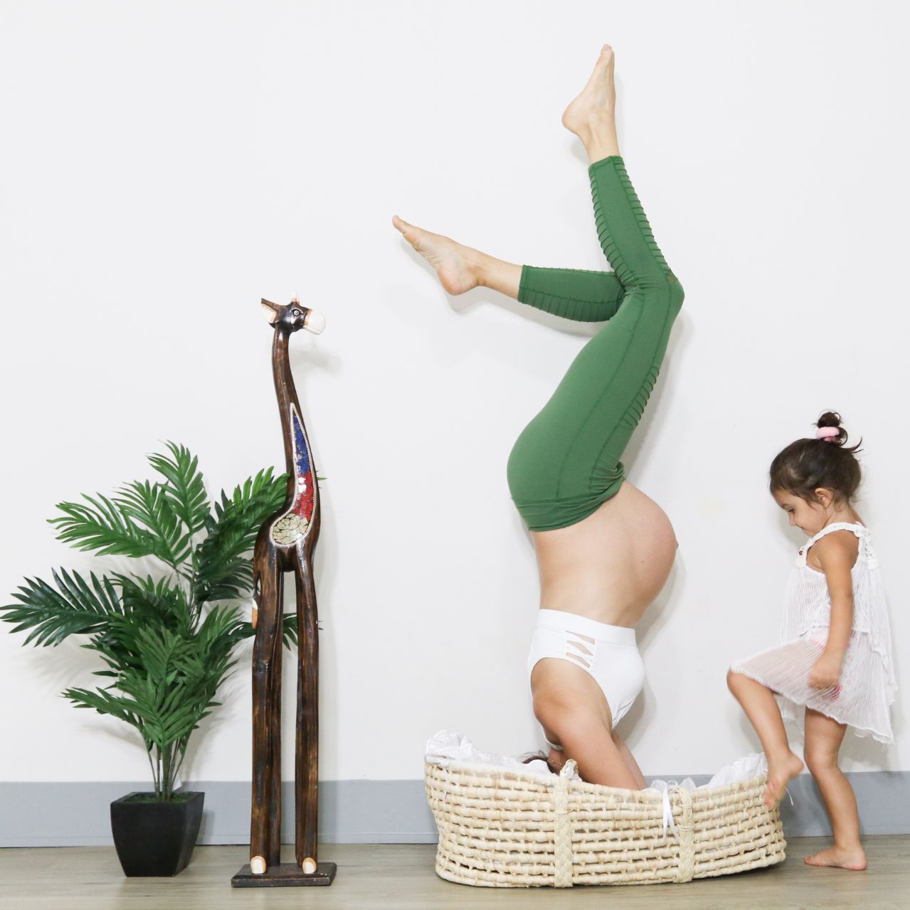 Йога для беременных, в том числе начинающих: упражнения для выполнения в домашних условиях во 2–3 триместре с видео