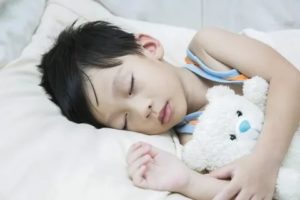Грудной ребенок постоянно вздрагивает во сне. причины, что делать?