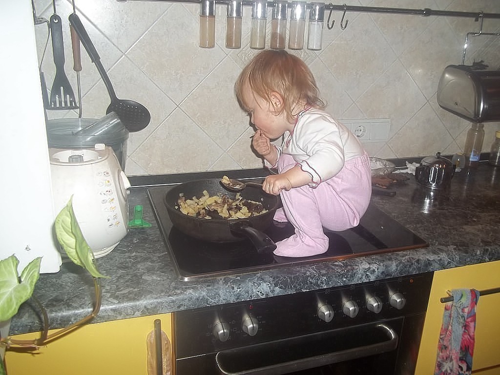 Дети на кухне: как уберечь и чем занять