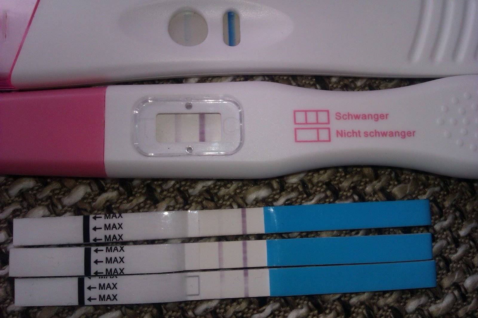 Как показывает тест на ранних сроках. Тест на беременность 1 и на 2 день задержки. Положительный тест на беременность 1 день задержки. Струйные тесты на беременность на ранних сроках до задержки. Femitest тест на беременность 1 тест.