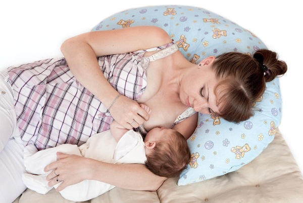 Позы кормления грудью удобные для мамы и правильные для ребенка.