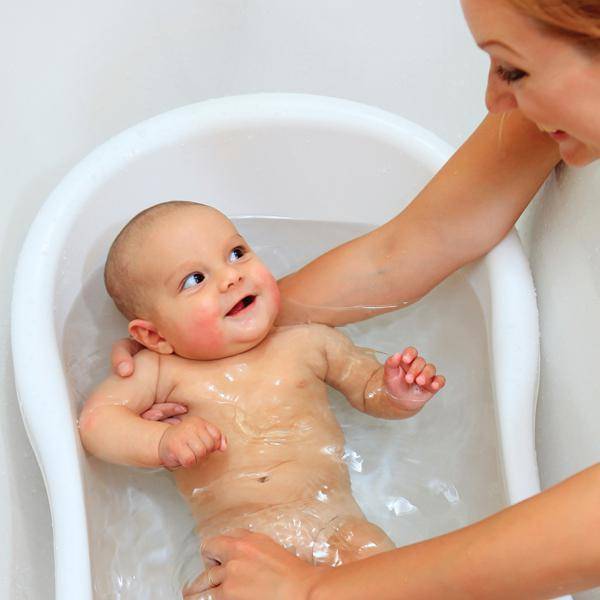 Уход за новорожденным мальчиком: как правильно купать и подмывать