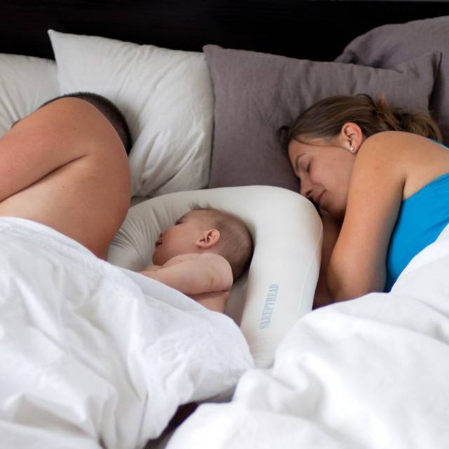Спать с ребенком — вместе или врозь: плюсы, минусы, советы. с кем спать ребенку