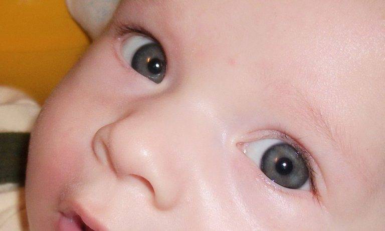 Когда у новорожденного меняется цвет глаз  | уроки для мам