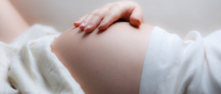 Первые шевеления плода: когда начинает шевелиться ребенок при беременности и чувствуются толчки, какое ощущение возникает и как распознать пинок