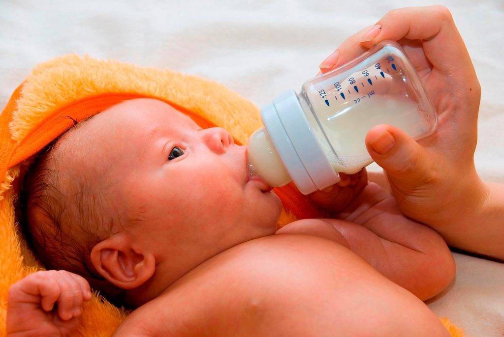 Кормление сцеженным молоком из бутылочки: плюсы и минусы, нормы и правила