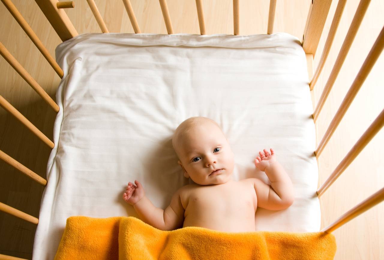 Как приучить ребенка к кроватке?