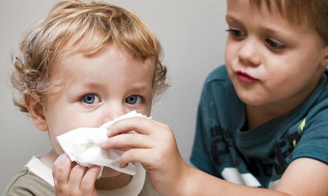 У ребенка лающий кашель без температуры – что делать и как лечить?