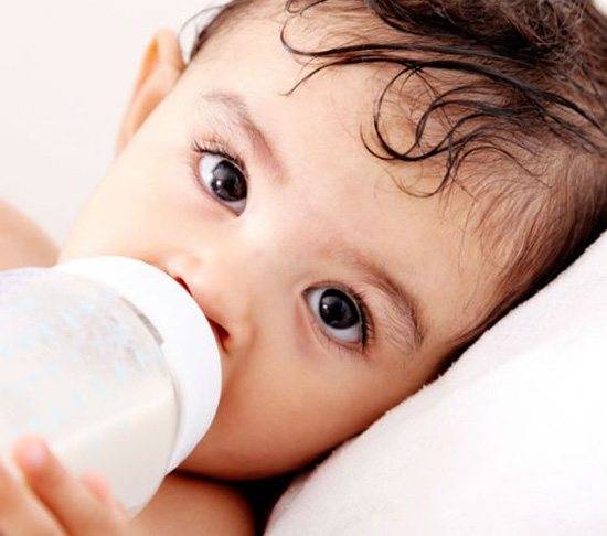 Как правильно кормить ребенка из бутылочки. в каком положении ее нужно держать, чтобы малыш не наглотался воздуха