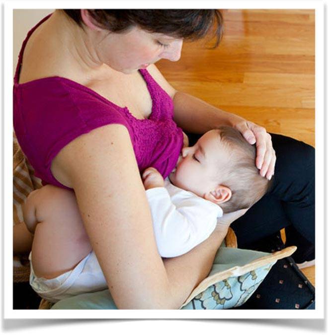 Как выбрать позу для кормления новорожденного грудным молоком? правила и обзор вариантов с фото