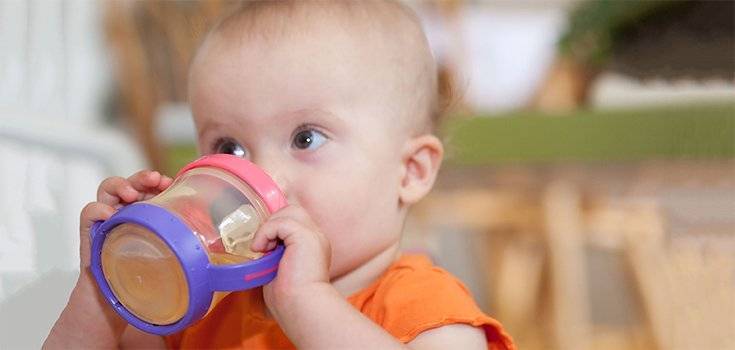 Как научить ребенка пить из чашки - простые советы
