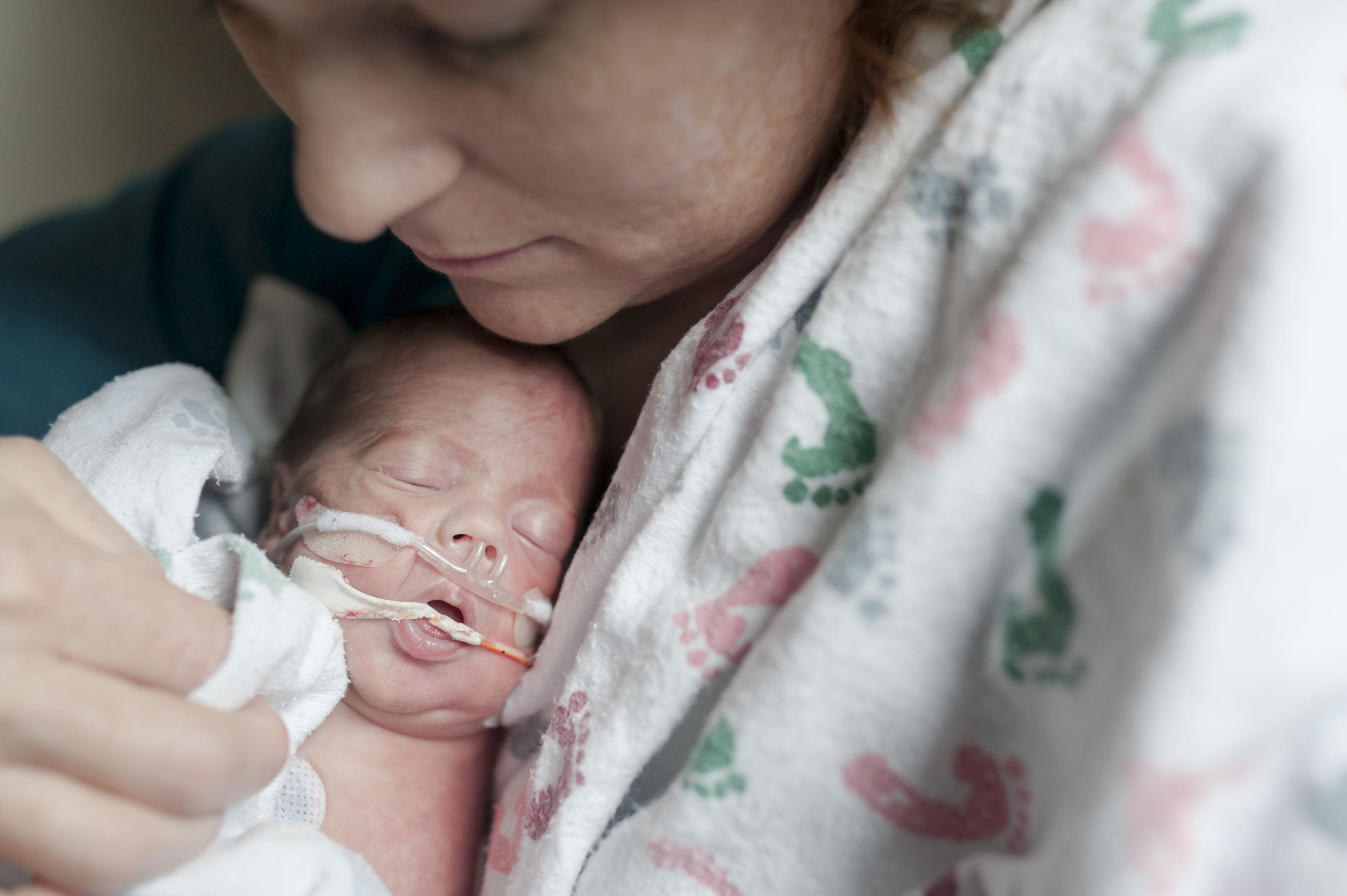 Доношенный новорожденный и недоношенный: особенности
