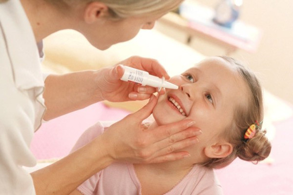 Как правильно капать капли ребенку в нос?
