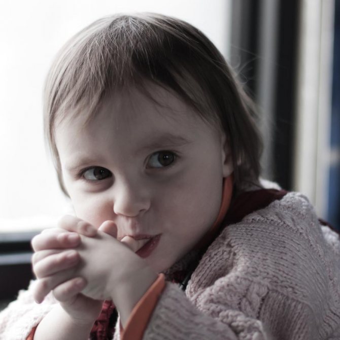 Отучаем ребёнка сосать палец: советы и рекомендации