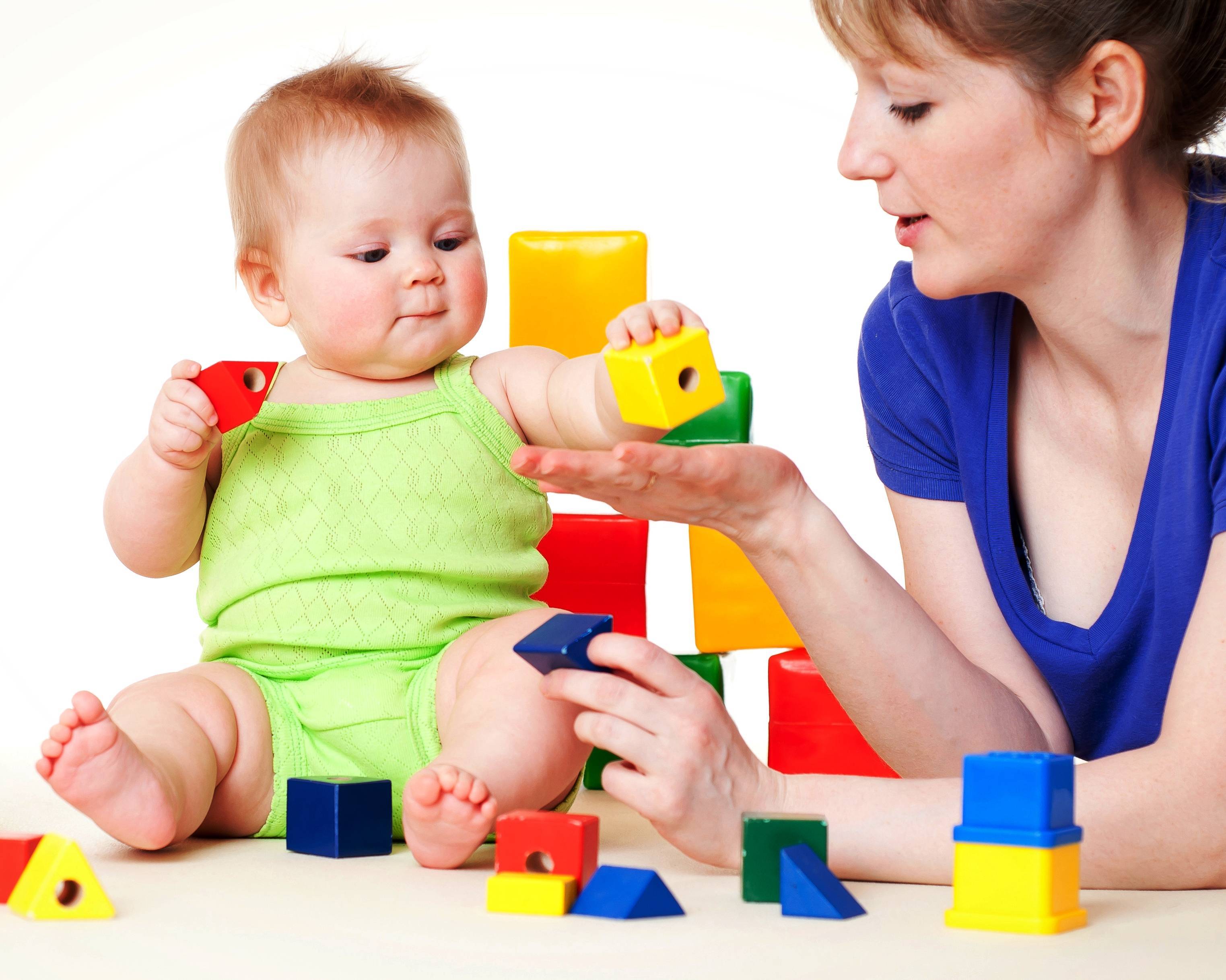 Игры с ребенком в 2 месяца - чем занять малыша