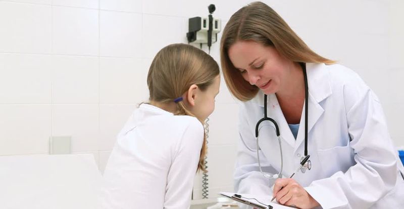 Что делать если ребенок боится врачей: советы психологов и опытных мам