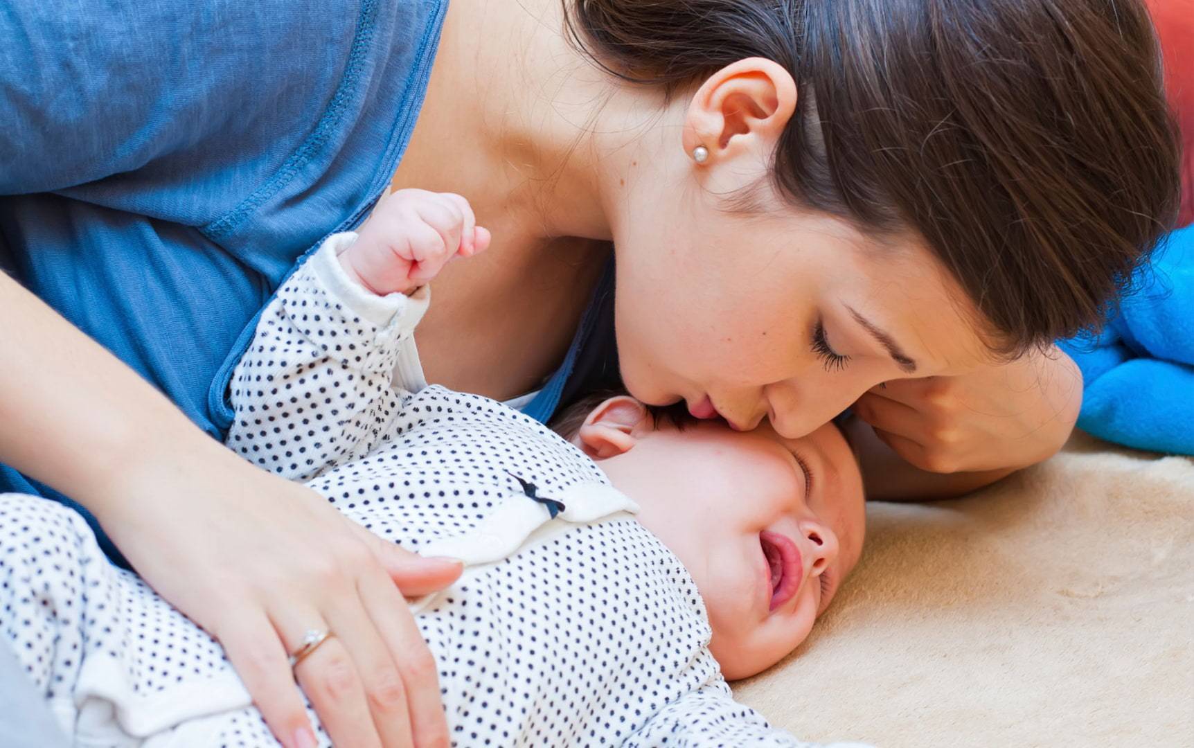 Месячный ребёнок постоянно плачет и не спит ― анализируем беспокойное поведение крохи