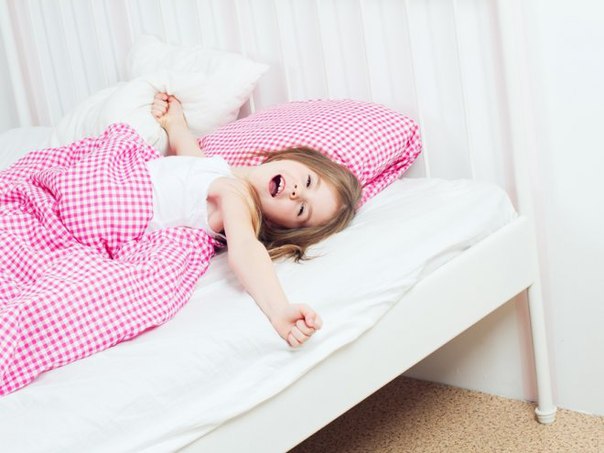 Как правильно будить ребенка по утрам | prodetki