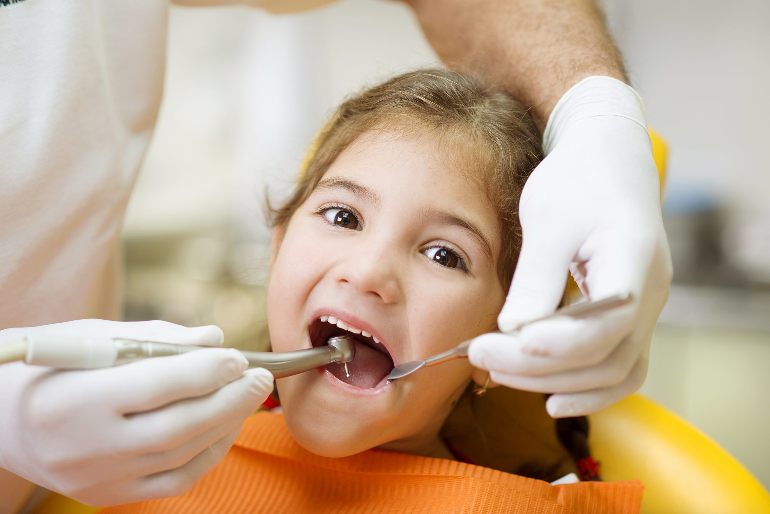 Молочные зубы – лечить или удалять