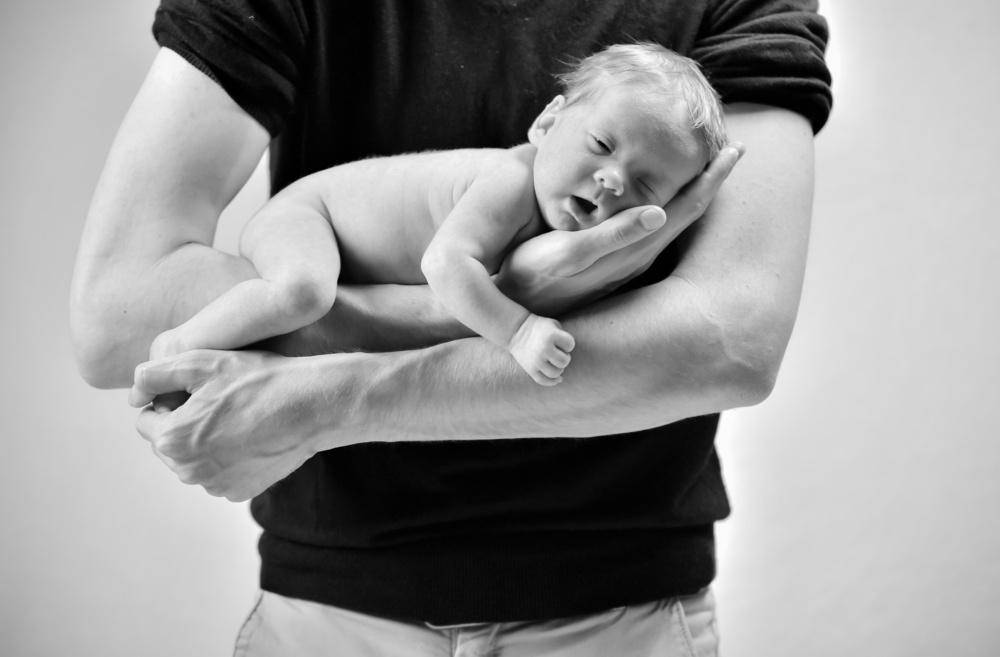 Как правильно брать, держать и носить новорожденного ребенка на руках