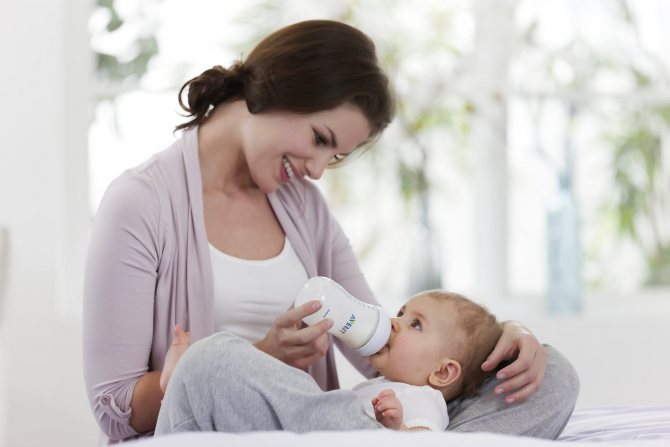 Как кормить новорожденного из бутылочки без хлопот