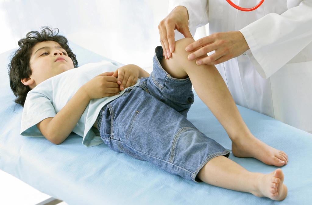 Ребенок жалуется на боль в ногах: причины и профилактика