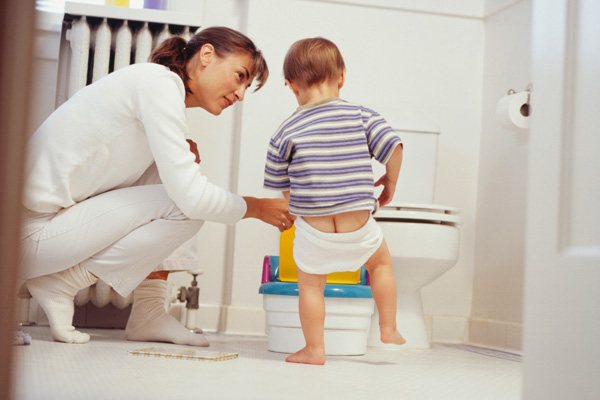В каком возрасте нужно отучать ребенка от подгузников? | советы для мам