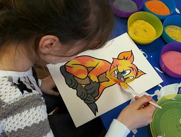 Рисование цветным песком для детей: польза, правила и способы составления рисунка