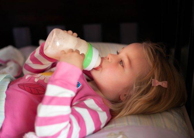 Как быстро отучить ребенка от бутылочки со смесью в возрасте 2-3 лет: рекомендации и советы