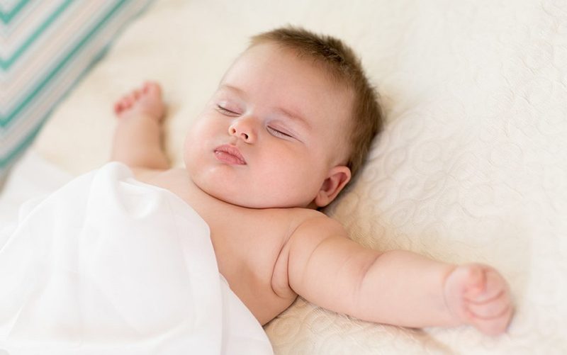 Как отучить ребенка спать на руках: 6 способов