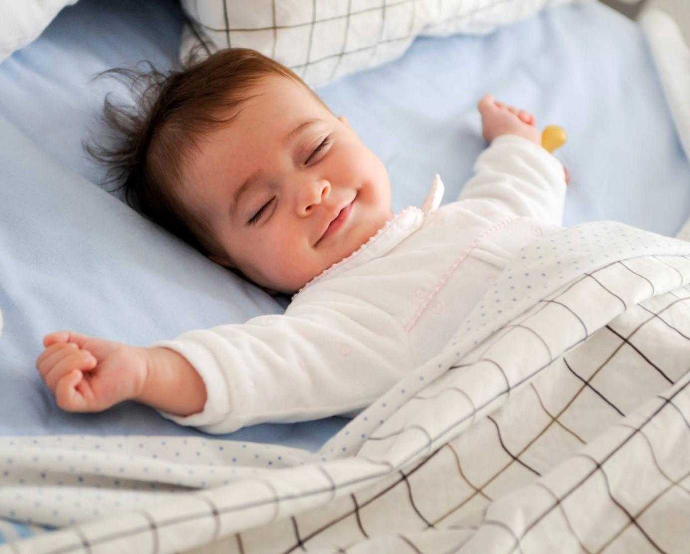 Ребенок вздрагивает во сне: повод ли это для паники